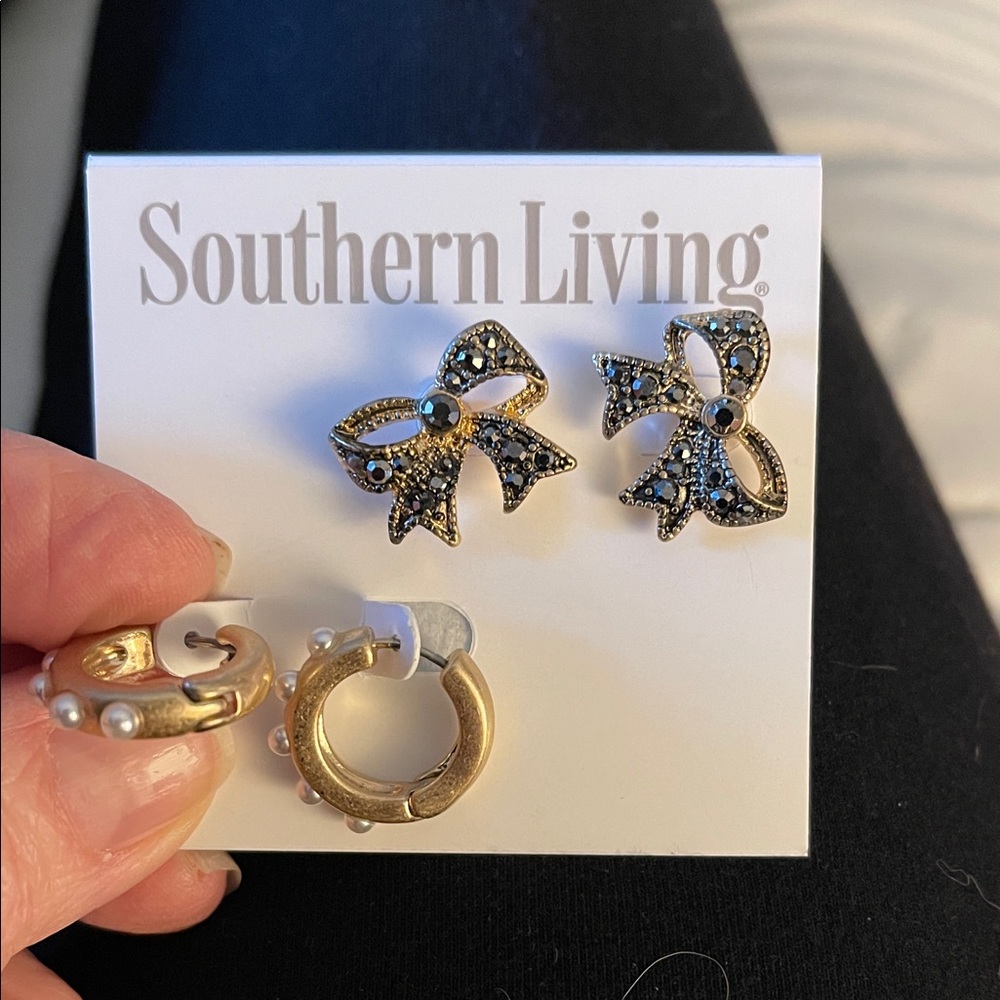 NWT Southern Living Black and Gold Bow Earrings